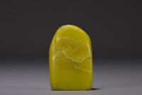 Chine - Sceau en pierre jaune sculptée de personnage dans un paysage et gravée d'un poème.