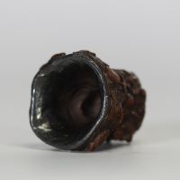Petite coupe libatoire en bois sculpté à décor de lettrés sous les pins, Chine, XVIIIe-XIXe siècle