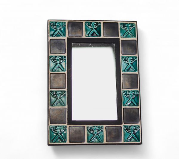 Miroir en céramique ornée de carreaux décorés d'un animal fantastique