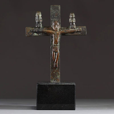 Afrique RDC - Christ en bronze à patine nuancée surmonté de deux personnages de part et d'autre de la croix.