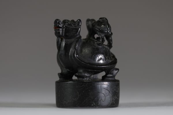Chine - Cachet en jade noire, sculpture animalière représentant deux tortues.