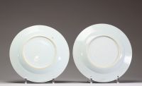 Chine – Paire d’assiettes en porcelaine de la Compagnie des Indes à décor peint en grisaille d’une scène villageoise, XVIIIe siècle  Paire d’assiettes en porcelaine à décor en grisaille et rehauts dor
