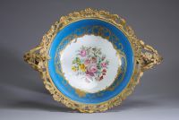Sèvres - Grande coupe en porcelaine à décor floral peint, dorures et scène galante sur fond bleu céleste, monture bronze doré, XIXème.