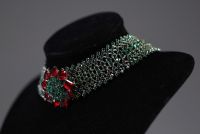 Christian DIOR - Collier ras de cou vintage en métal argenté et pierres en verre de couleurs rouges et vertes, signé et daté de 1960.
