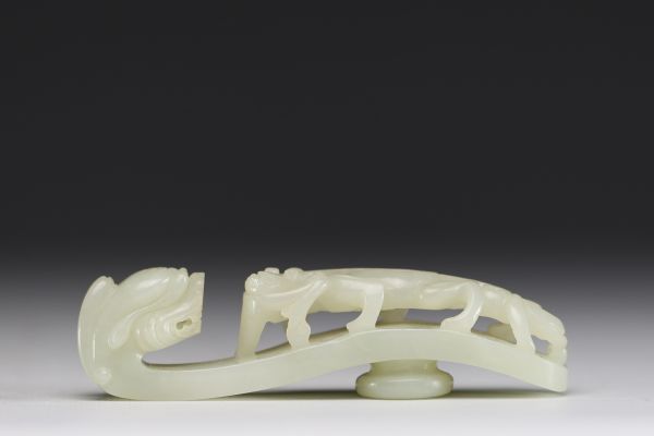 China - Green jade fibula decorated with two Chilongs, 20th century.