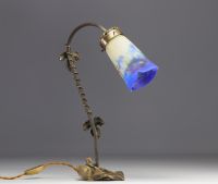 Lampe Art Nouveau, tulipe Muller, pied en bronze à décor de feuilles de vigne et d'un lézard.