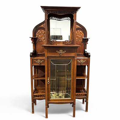 Vitrine Art Nouveau en bois clair, paire de panneaux latéraux sculptés de pommiers de part et d'autre d'un miroir, porte vitrée et poignées en laiton, vers 1900.