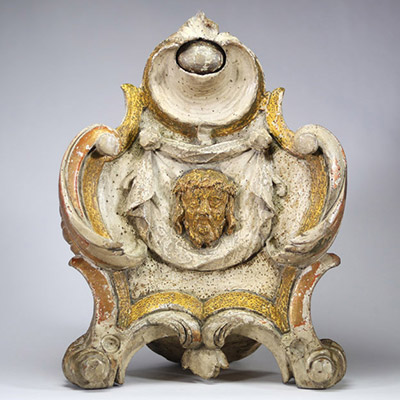 Élément d’ornement liturgique en bois sculpté, doré et polychromé, probablement Italie ou Espagne, XVIIIe siècle Bois sculpté en fort relief, traces de dorure et de polychromie, décor à tête du Christ en médaillon, encadrement chantourné.