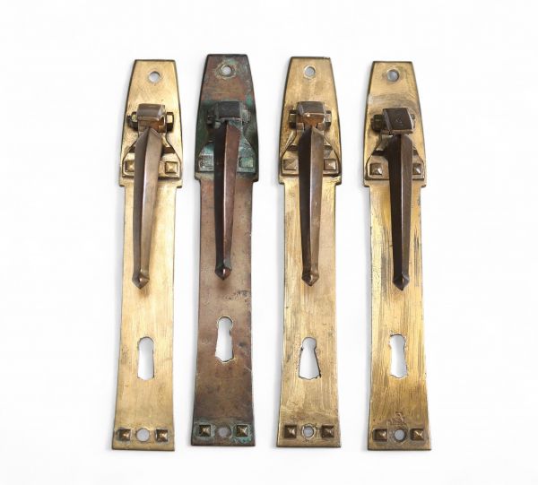 Georges Hobé (1854-1936), suite de quatre poignée à poucier art nouveau en bronze. Une porte la signature « HOBE », c. 1900.