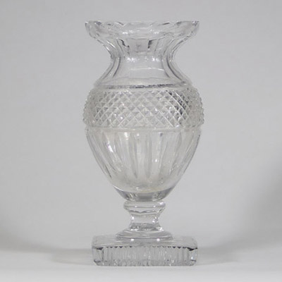 Baccarat - Petit vase Médicis en cristal taillé de style Empire, XIXème.