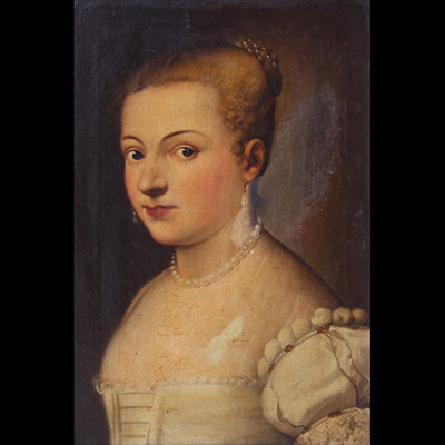 École française du XVIIIe siècle. Huile sur toile représentant le portrait d'une jeune femme en buste vêtue d’une robe de cour.
