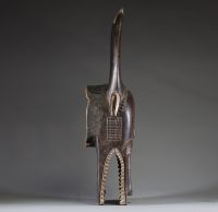 Afrique - Imposant masque heaume « bo nun amuin » Baoulé en bois sculpté polychrome, Côte d'Ivoire.