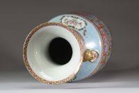 Chine rare vase en porcelaine de canton du xixe siècle, finement orné d’un décor de personnages et de scènes de palais, représentant probablement l'une des meilleures qualités de porcelaine de canton