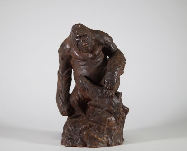 Chen M – Le gorille Sculpture en terre cuite patinée figurant un gorille appuyé sur une branche.