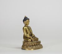 STATUETTE DE BOUDDHA SHAKYAMUNI EN BRONZE DORÉ Tibet, XIXe siècle Bronze doré, ciselé, laque noire.