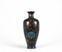 Japon - Vase en émail cloisonné à décor de fleurs et d'une jeune femme, époque Meiji.