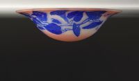 Émile GALLÉ (1846-1904) - Acid-etched multi-layered glass ceiling light decorated with blue bindweed flowers on a pink background, bronze frame, signed.