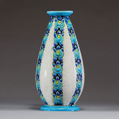 Charles CATTEAU (1880-1966) Kéramis - Vase Art Déco émaillé à décor de guirlandes de fleurs, vers 1930.