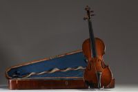 Ensemble de deux beaux violons d'études et deux archets dans leurs coffres en bois, France, vers 1900.