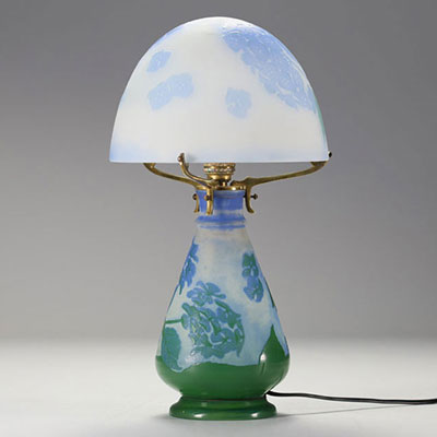 Émile GALLÉ (1846-1904) Mushroom lamp in acid-etched multi-layered glass decorated with anemones, signed.