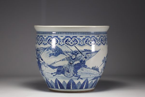 Chine - Imposante vasque en porcelaine blanc bleu à décor de guerriers, d'époque XIXème.