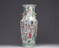 Imposant vase en porcelaine de la famille rose à décor de scènes de vie, XIXe siècle.