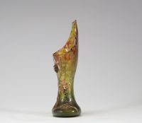 Émile Gallé – Rare vase à applications en verre émaillé, signé à la pointe « Cristallerie Gallé Nancy », première période de l’artiste Exceptionnel petit vase en verre, à décor végétal en relief appliqué et rehaussé d’émail polychrome, caractéristique des toutes premières œuvres d’Émile Gallé à Nancy. Le vase présente une forme élancée et nervurée, surmontée d’un col pointu. Décor d’orchidées styl