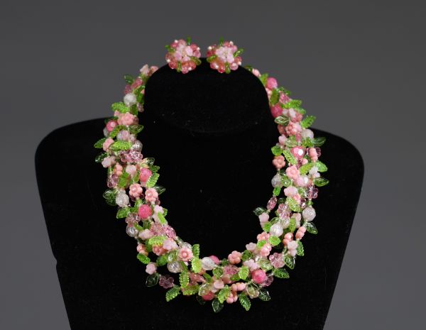 Christian DIOR - Parure florale perlée, comprenant une paire de boucles d'oreilles et le collier assorti, estampillée et datée de 1967.