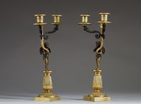 Paire de candélabres en bronze patiné et doré de style Directoire.
