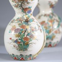 Japon - Paire de vases en porcelaine à décor en relief de feuilles et d'escargots, motif floral émaillé, marque en creux sous la base.