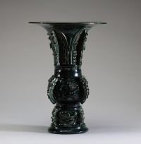 Théodore DECK (1823-1891) Vase Gu en faïence à décor chinoisant sous couverte, vers 1860 et 1880, signé.