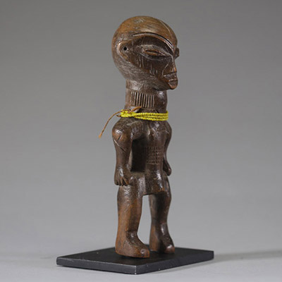Afrique RDC - Statuette Luluwa ( Lulua) en bois et perles, Congo RDC, sur socle.
