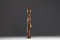 Afrique RDC - Statue figurative Chokwe Lwena en bois sculpté, première moitié XXème.