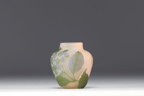 Émile GALLÉ (1846-1904) Petit vase en verre multicouche dégagé à l'acide à décor d'hortensia.