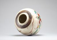 Chine - Vase en porcelaine polychrome de Nankin émaillée craquelée à décor de guerriers, fin XIXème.
