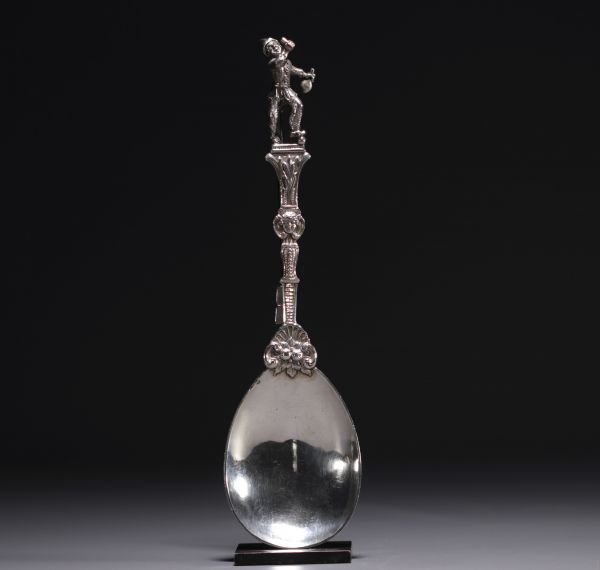 Cuillère à ragout en argent massif surmontée d'un pitre, amuseur de la cour, XVIIIème.