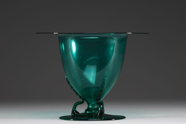 Murano - Vittorio ZECCHIN (1878-1947) Cappellin Venini & C - Green tinted blown glass bowl with applied handles on pedestal, circa 1930.