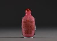 Chine - Tabatière en verre multicouche à décor d'un vieillard en d'un enfant, calligraphie au dos de la pièce.
