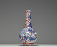Chine - Vase en porcelaine polychrome à décor de personnages, époque XVIIème.