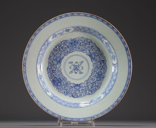 Chine - Assiette en porcelaine blanc bleu à décor floral, Qianlong.