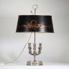 IMPOSANTE LAMPE BOUILLOTE EN BRONZE ARGENTÉ, TRAVAIL DE STYLE LOUIS XVI, XXe SIÈCLE