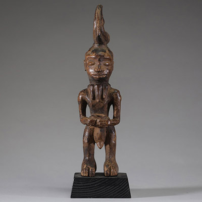 Afrique RDC - Statuette Luluwa ( Lulua) en bois sculpté, Congo RDC, début XXème, sur socle.