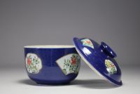 Chine- Pot couvert en porcelaine bleu poudré, cartouche à décor floral, époque Kangxi