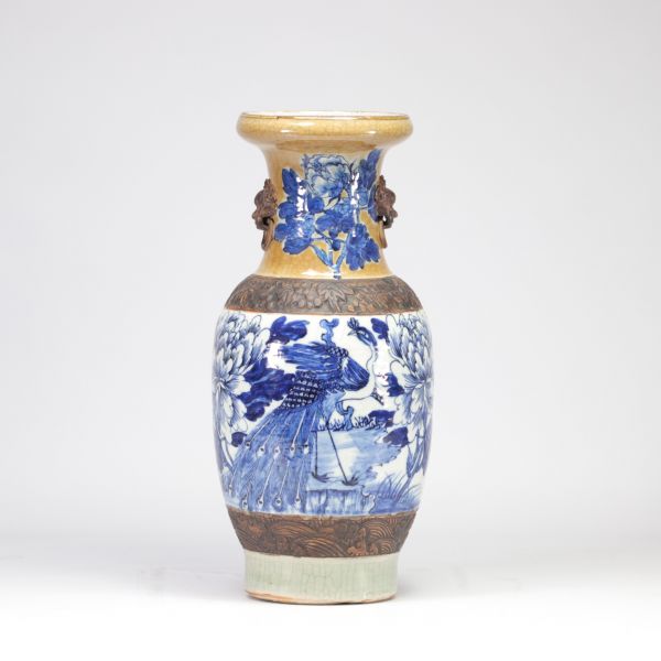 Chine - Vase en porcelaine de Nankin bleu et blanc à décor de paon et de fleurs.