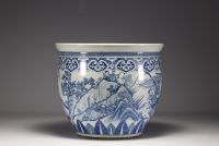 Chine - Imposante vasque en porcelaine blanc bleu à décor de guerriers, d'époque XIXème.