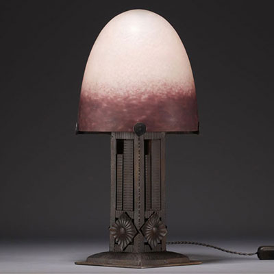 DEGUÉ Verrerie d'art - Lampe champignon en verre nuancé, pied en fer forgé, signée.