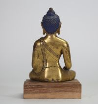 CHINE, DYNASTIE QING, XIXe SIÈCLE Bouddha assis en méditation Bronze doré.