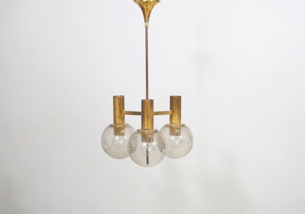 Hans-Agne JACOBSSON (1919-2009) Lustre en laiton doré et globes en verre fumé, édition Markaryd, vers 1960.
