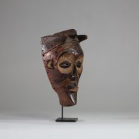 masque Mwana Pwo Chokwe/ Tshokwe, RD Congo, Angola. Bois, patine ancienne, usure d’utilisation. H : 22 cm Ancienne collection privée, Namur