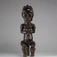 Statue Fang probablement Mvaï ou Ntumu. « Eyema Byeri », Gabon , Bois ancien, patine usée par l’usage aux zones de contact. Très belle allure. H : 57 cm. Collecté sur site par A.S., St Idesbald, début des années 1950